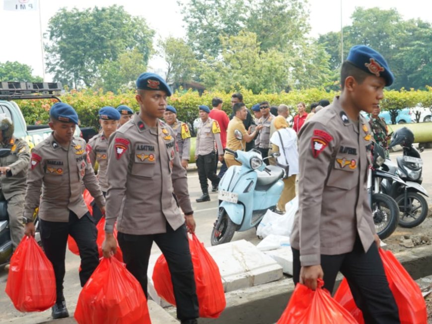 Brimob Metro Jaya Bergerak Cepat Bantu Korban Kebakaran Pasar Jiung