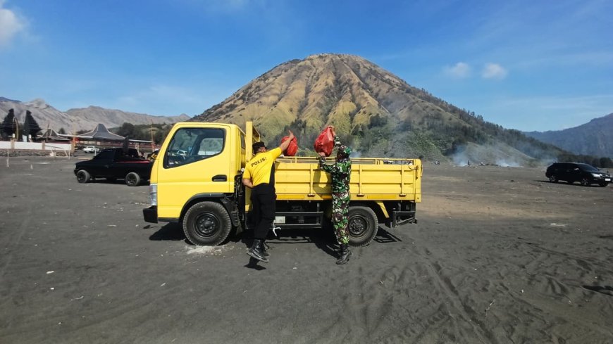 Polres Probolinggo Gelar Bakti Bersih di Gunung Bromo Usai Yadnya Kasada      