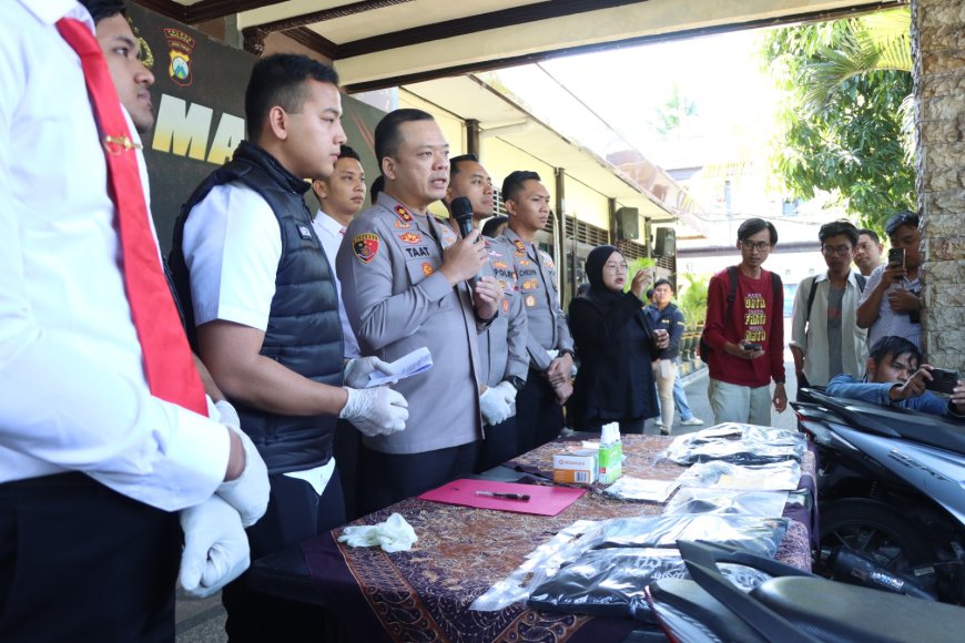 Dua Pemuda Diamankan Bersama Barang Bukti Senjata Tajam